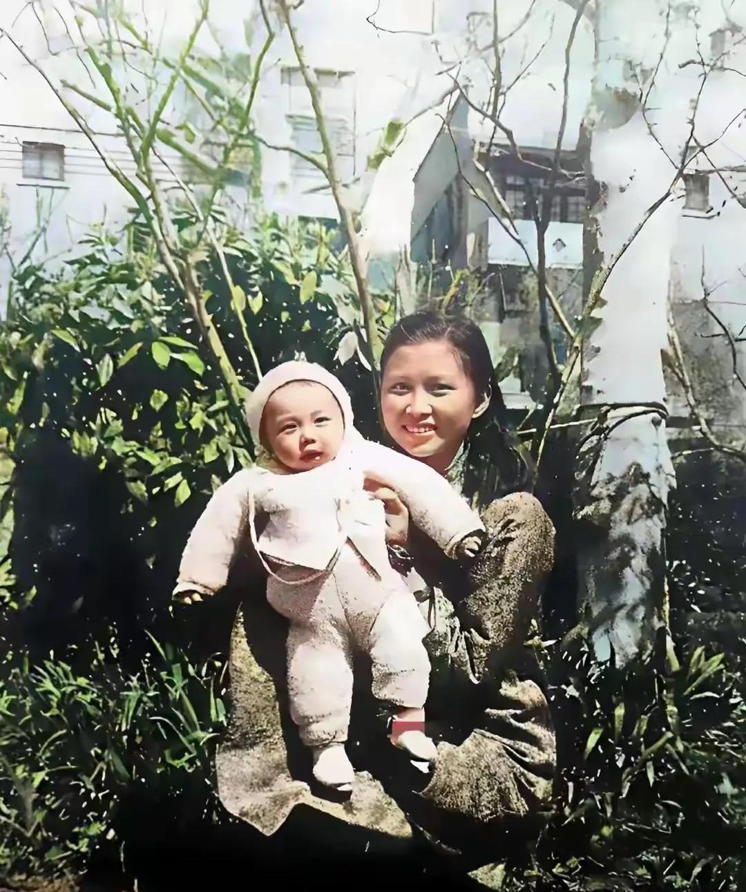 1942年，楚青抱着数月大的粟戎生在娘家留下的合影，一年前18岁的她与粟裕结为夫