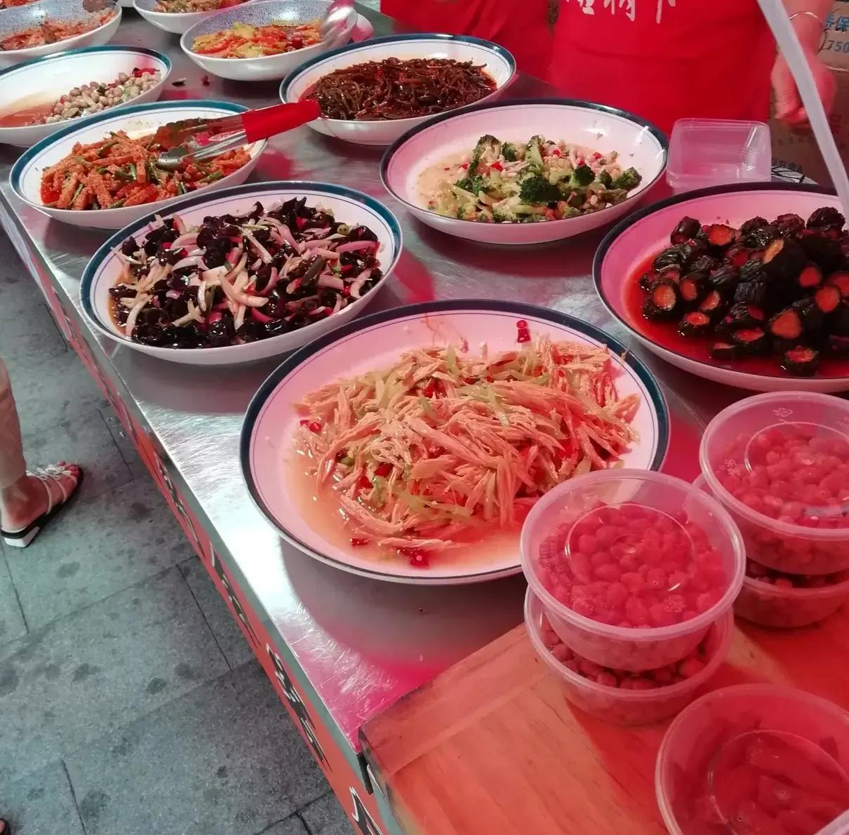 朋友开了个大饭店，最近忽然突发奇想，想在门口摆摊卖大厨炒的菜，想做老百姓可以吃的