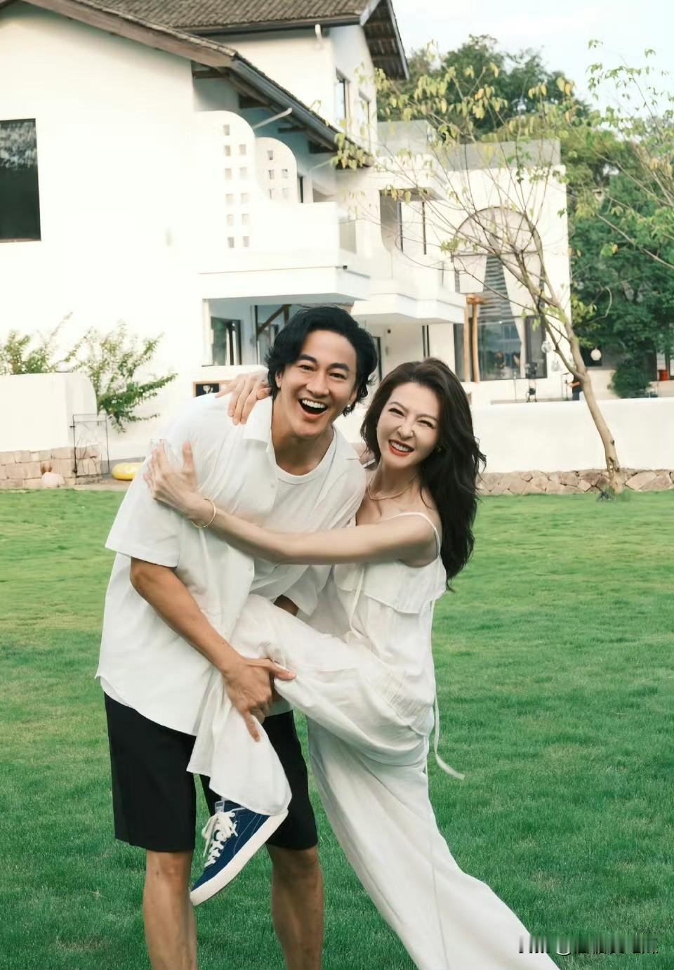 51岁何润东中年翻红，这辈子唯一的遗憾可能就是没有自己的孩子吧。他和46岁老