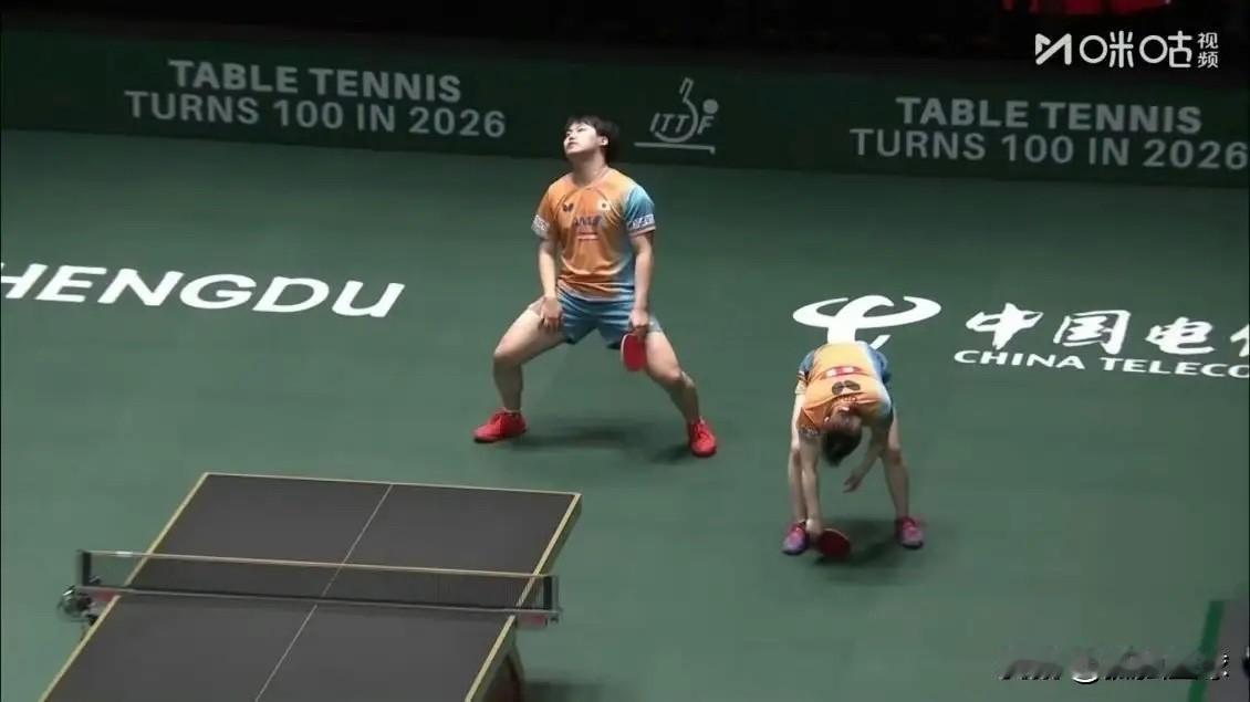 日乒这个镜头：成就了一幅“世界名画”！这是昨天混团世界杯决赛时，第一盘混双比赛时