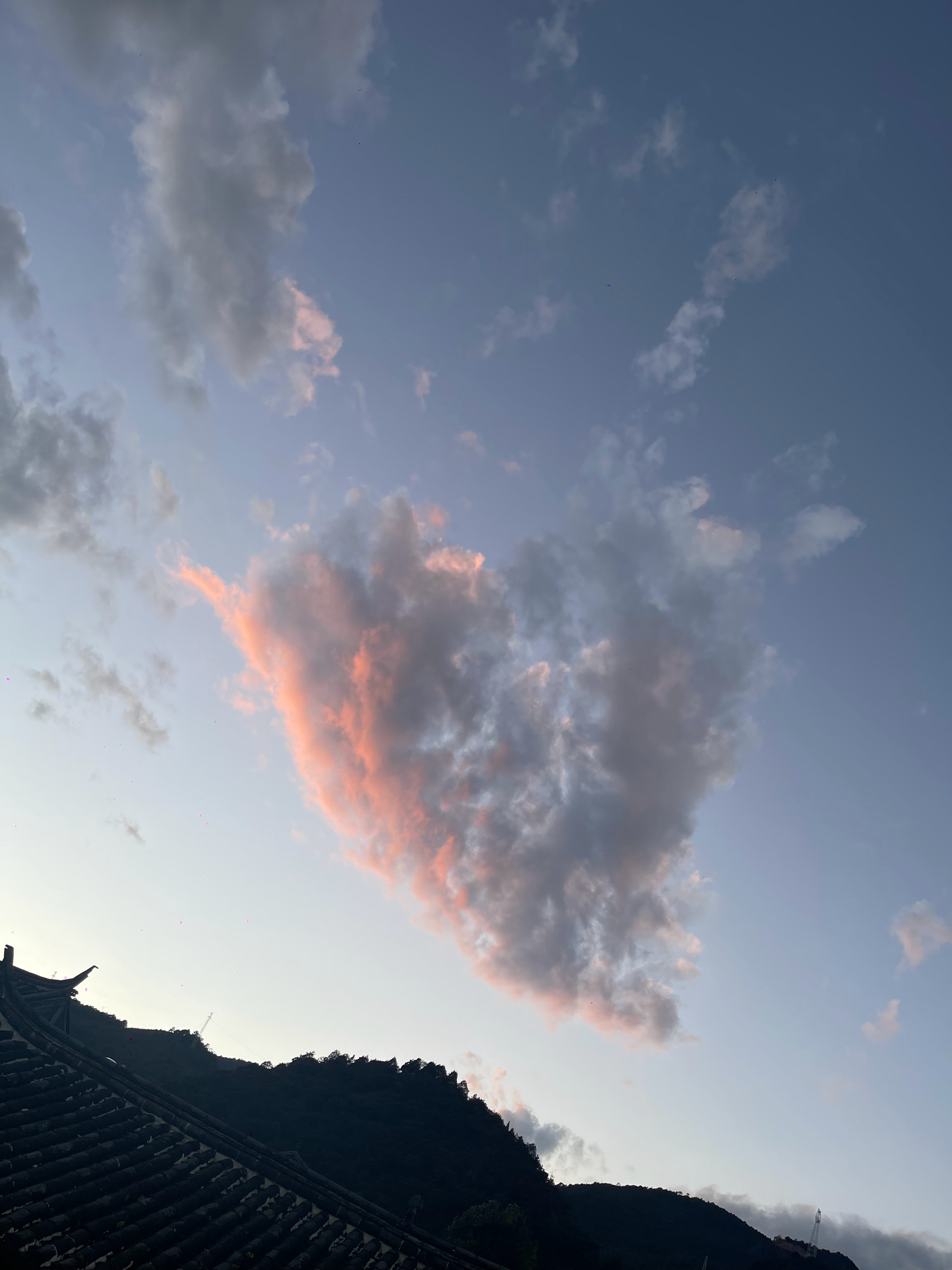 人之所以离不开各种看法和观念，源头上是因为恐惧。人在自己的心灵空间里贴满各种标签