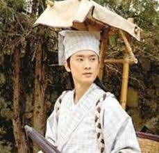 正德年间，一男子和6位同乡进城赶考。舟车劳顿，一行人进寺里休息。夜晚，男子起来方