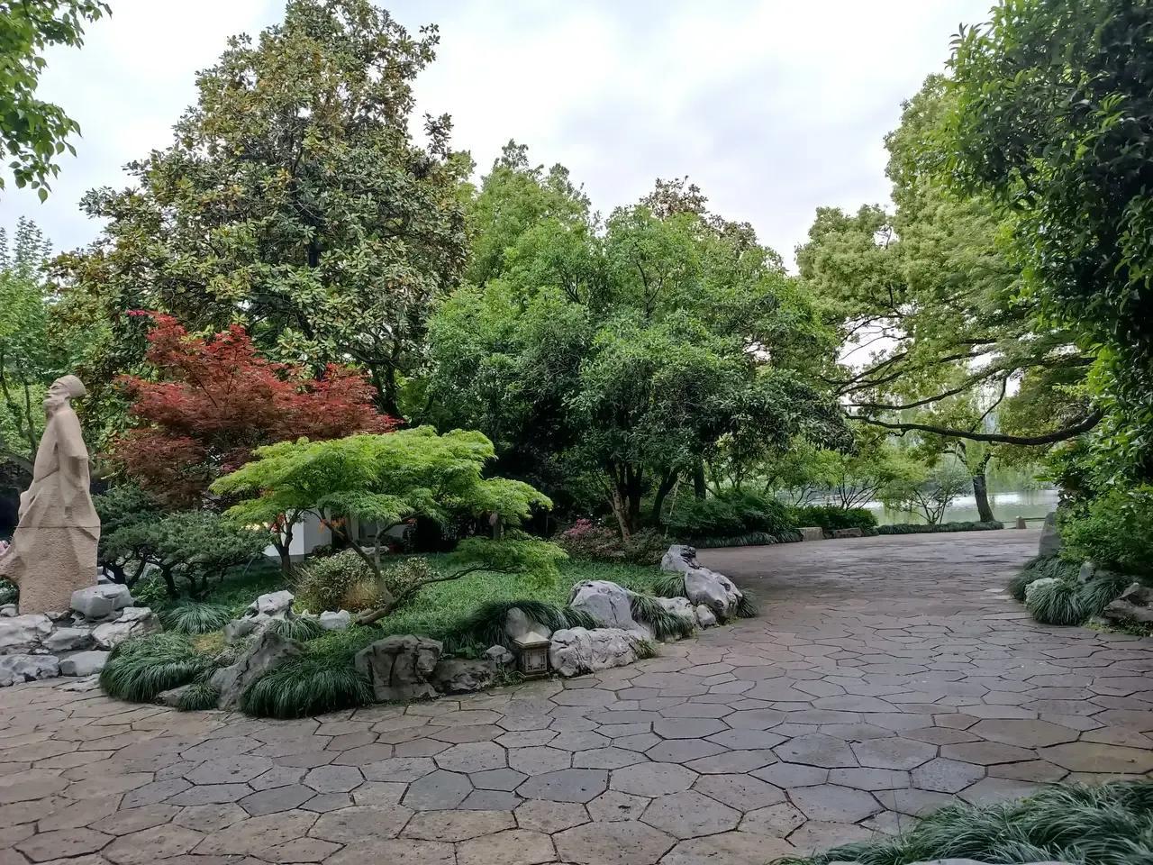 杭州西湖风景优美，在苏堤游玩真正体现了人在画中游的美景。苏堤可以左边看山水，白墙