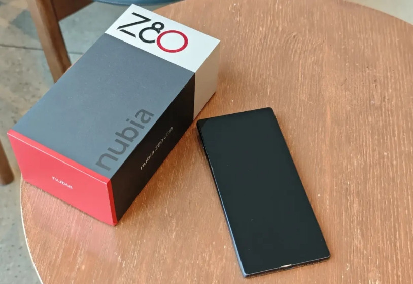 努比亚Z80Ultra开箱，包装盒还是努比亚传统风格，但背部Deco设计与前两