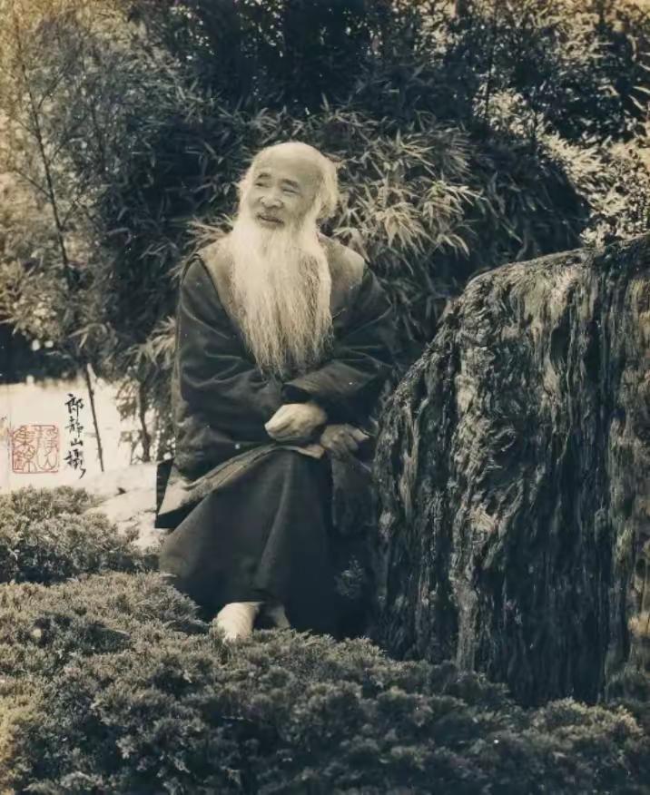 1963年，香港，张大千满脸通红，怒斥奉命前来劝他归国的女儿，他提高了分贝：“穷