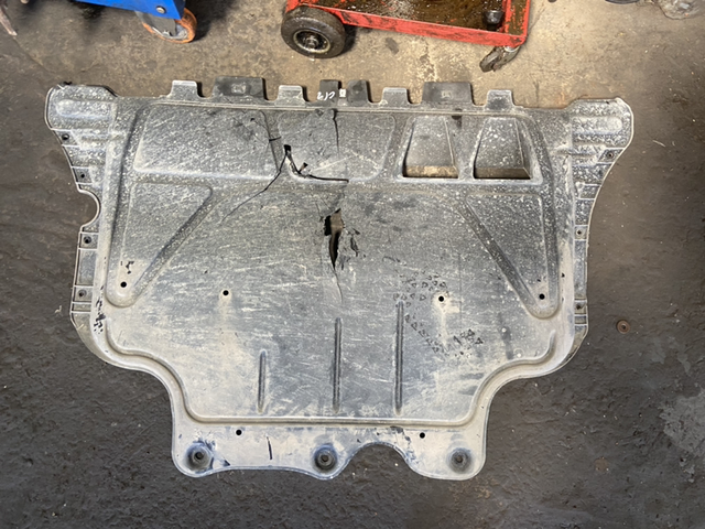 有懂下护板的吗原本的塑料的护板刮坏了现在去维修店换了个铝镁合金的说是全包