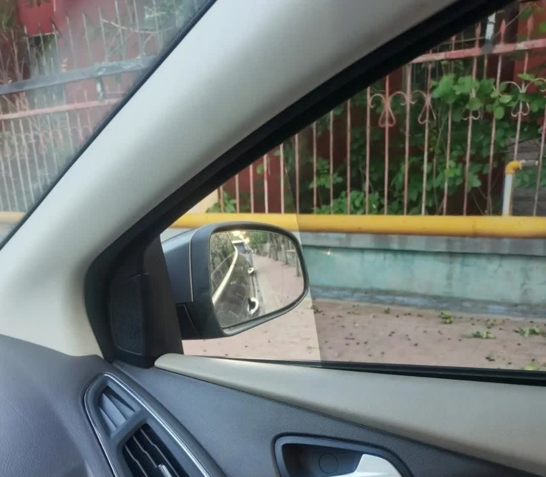 买车以后，车窗贴膜把这个口留出来，我真后悔死了！！当时贴膜的师傅问