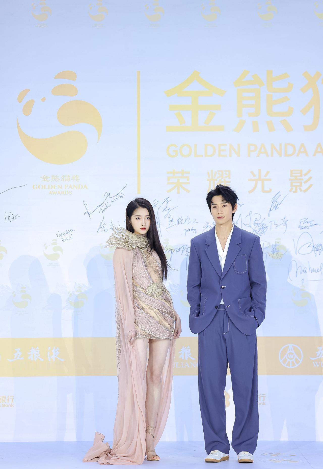 魏晨：你今天还敢穿高跟鞋？胆子挺大啊。关晓彤：没办法，女孩子都爱美，我就想实