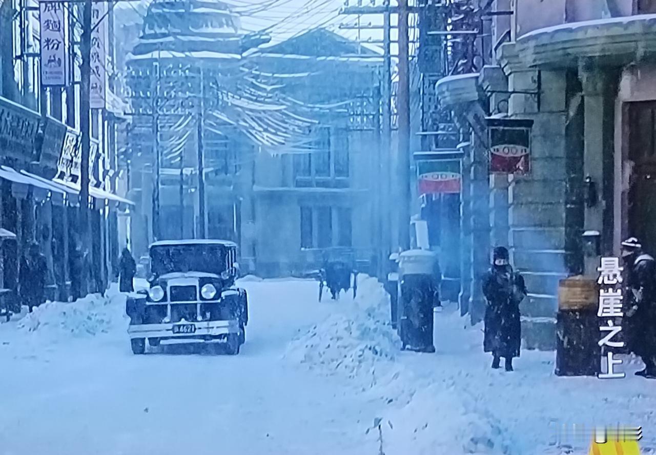 我正在看电影频道的《悬崖之上》，老婆忽然从外面串门回来，头一句话就是：“那个人死