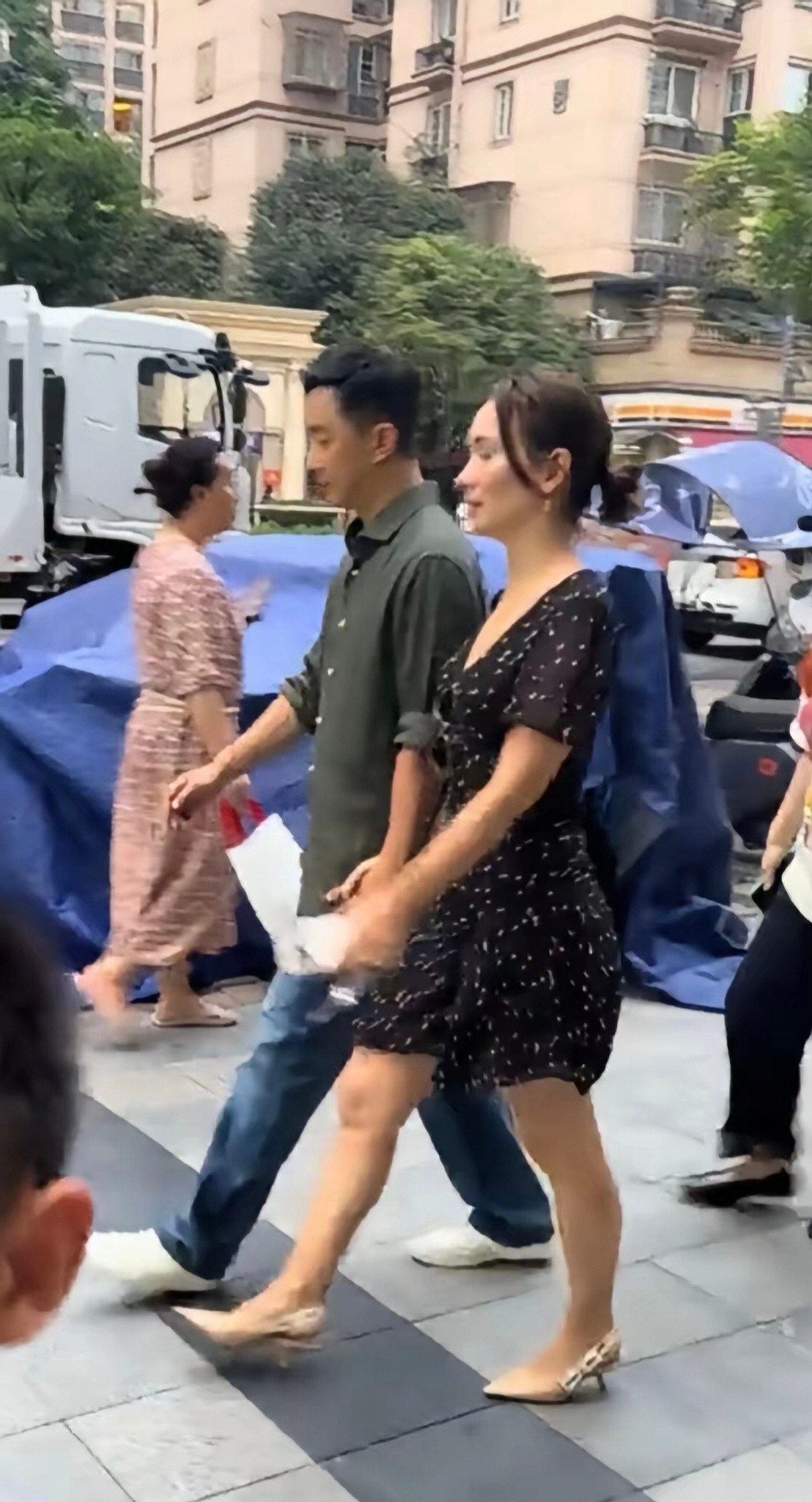 韩庚在成都拍戏，卢靖姗带着孩子们去探班，甜蜜恩爱的模样，不知道的还以为是热恋中的