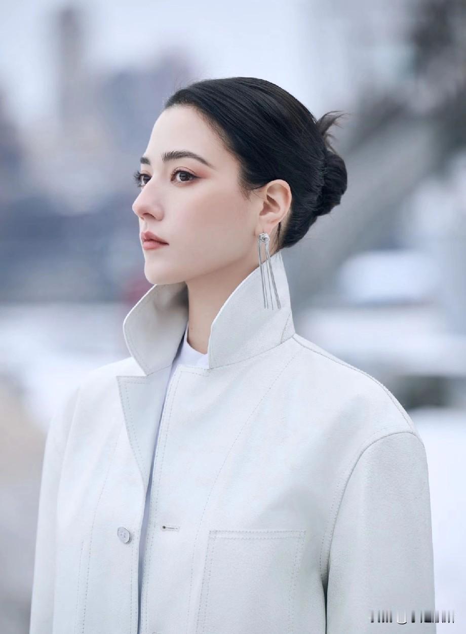 钱养人，现在的娜然超级好看。冰清透亮自然的大方美丽。完全配得上豪门公子霍启山。晒