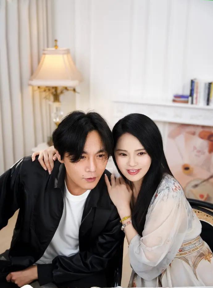 原来大明星也有买房焦虑啊！伊能静和秦昊在上海看房，看中了黄浦区新施工的高楼。