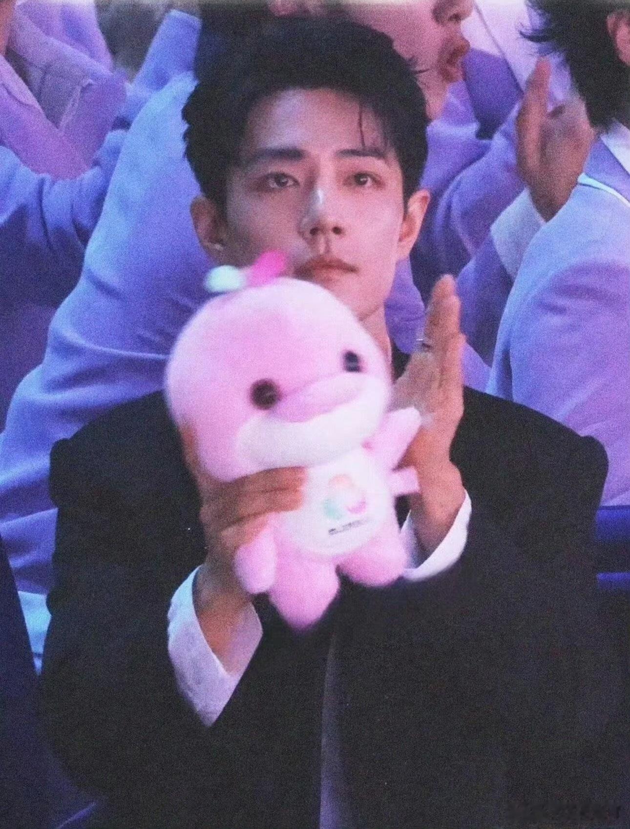 大湾区晚会照片中肖战面带笑容摆弄的玩偶，原来是大湾鸡被媒体称为“双顶流奇妙互动”