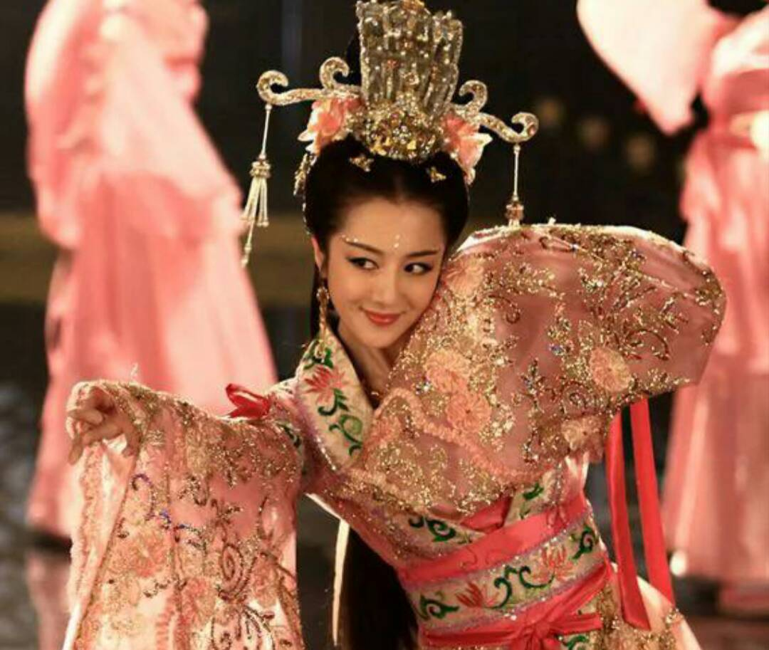 215年，曹操看到儿媳的打扮，心里很是不痛快，宴会上本想忍一忍，最终还是没能控制