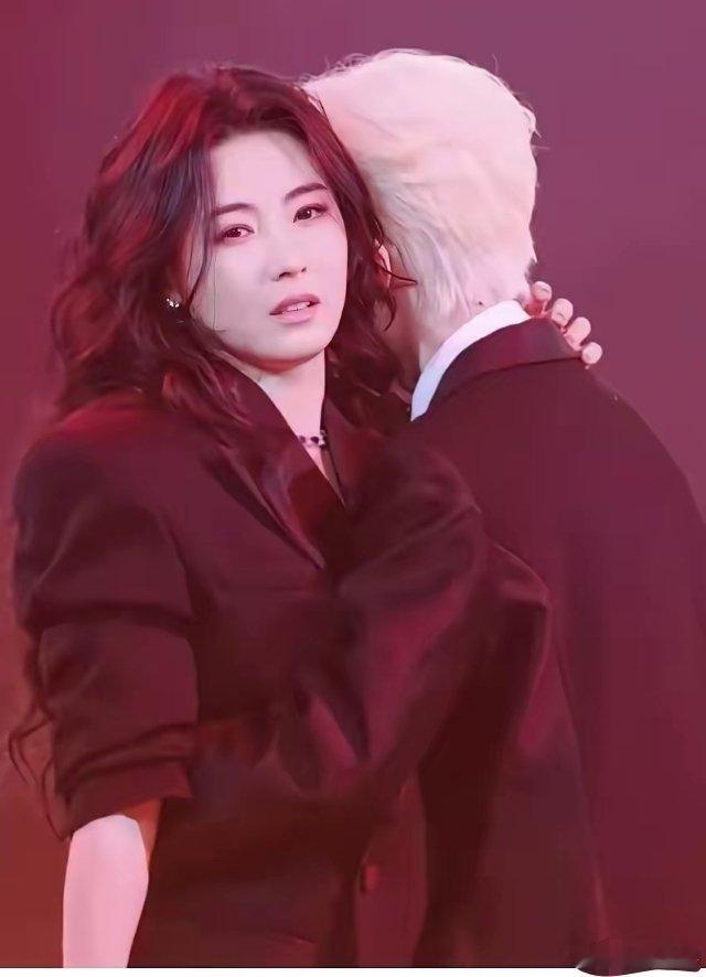 昨晚红馆舞台上，张柏芝一亮相，全场安静了。不是因为她美——当然也确实美。黑西装配