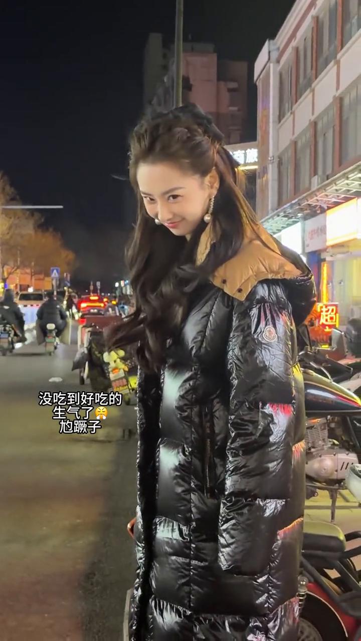 没吃到好吃的，生气了，尥蹶子。看到门口的腊肠，发现老板一直在盯着，好尴尬的走开。