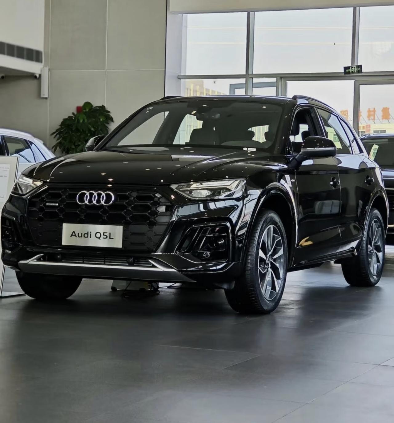 奥迪Q5L在技术配置上呈现出明确的功能导向。动力系统采用2.0T涡轮增压发动机与