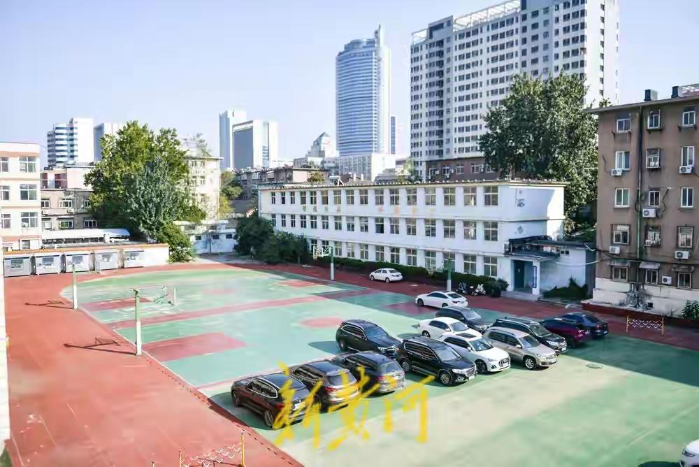 原来济南火车站旁边的济南市明珠小学早在2023年就搬走了，但一直到现在才着手拆。