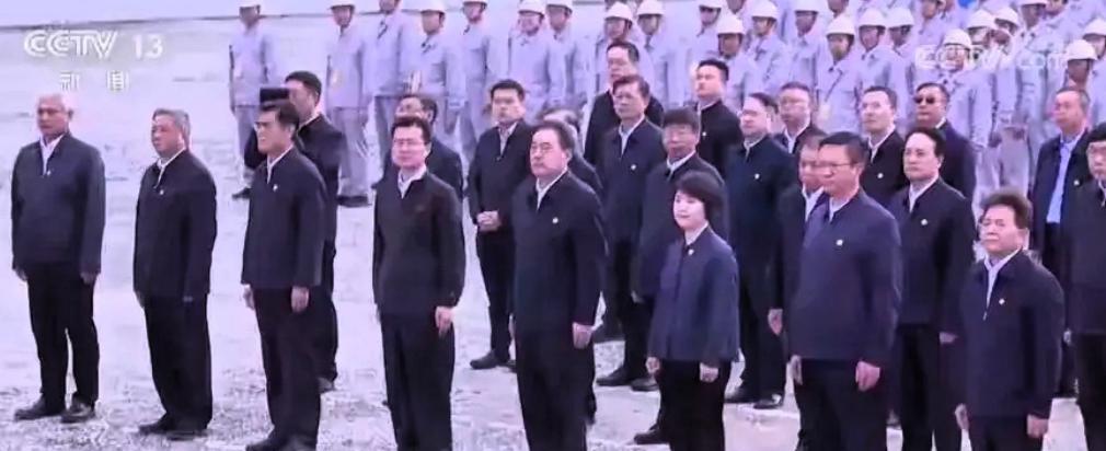雅鲁藏布江开工仪式上，站在“大佬们”身后的年轻人，才是最该被看见的！麻烦看官老