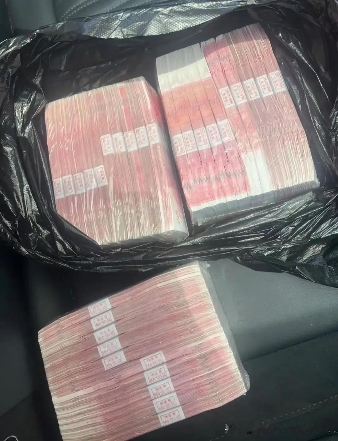 我把存了3年的30万取出来了！既不是急用钱，也不是要借给别人，主要是六大行集体停