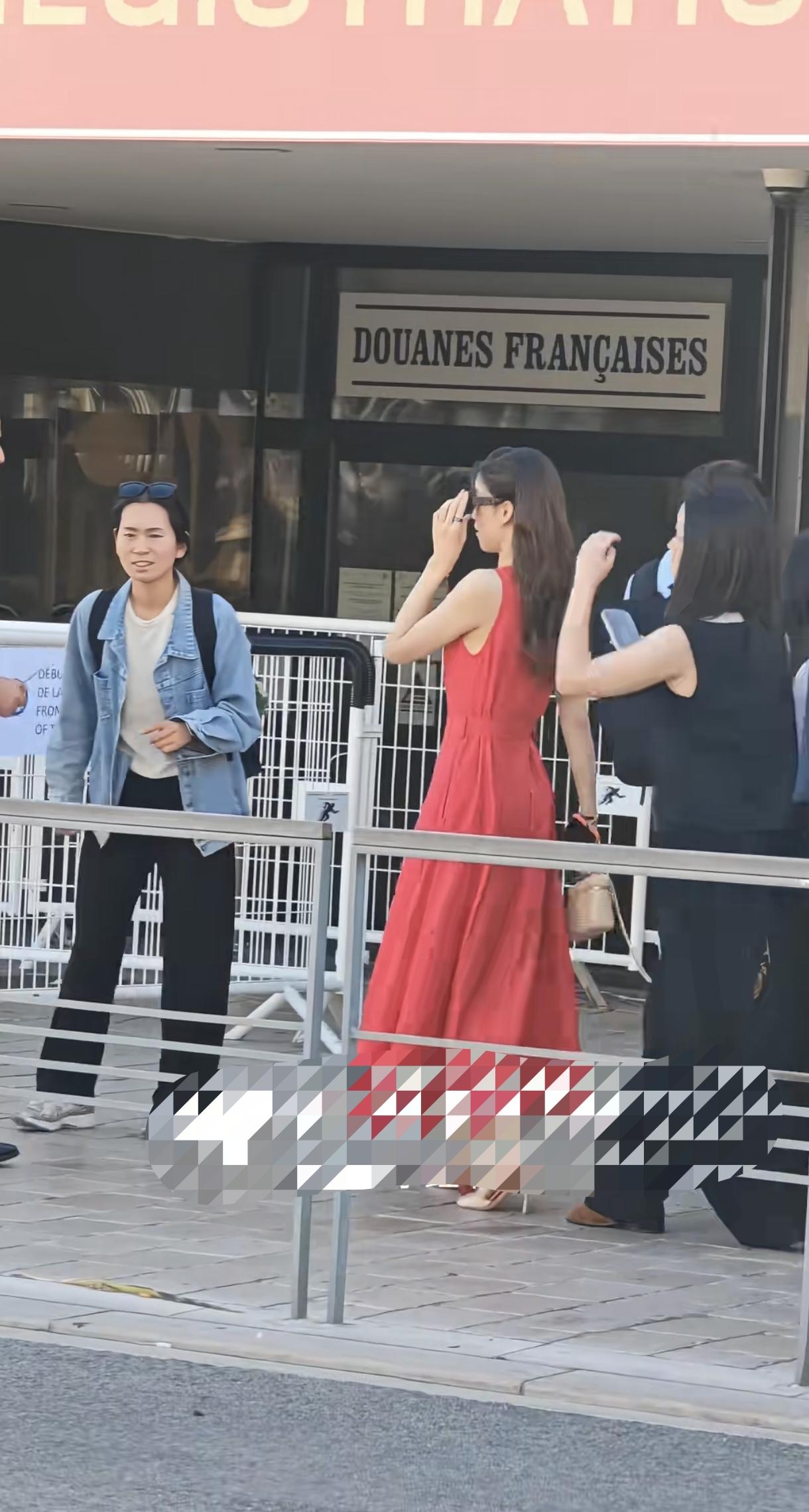 章泽天太幸福了，有钱有颜又有时间。这么年轻，孩子也生完了，剩下就是自己喜欢事了。