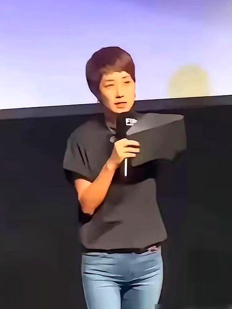 上海国金中心，Prada那场酒会，镜头怼脸，马伊琍顶着一头爆炸头就出来了。4