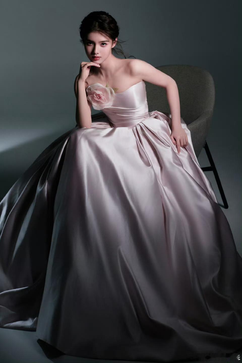 十八岁的艾米十八岁的艾米，带着少年气与温柔，奔赴崭新的人生篇章。不惧风雨，不负热