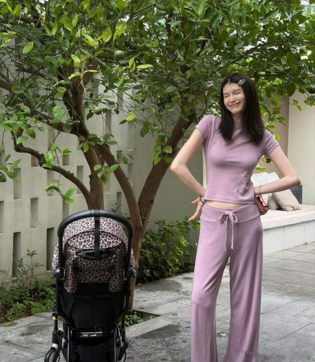 何穗晒儿子小脚丫何穗满脸幸福啊一晃眼都这么大了希望能健康成长