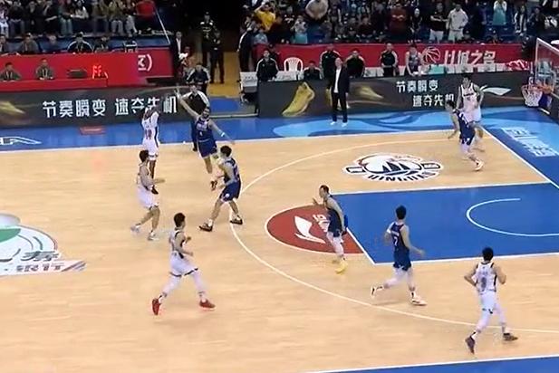 麦考尔三分，帮助广东98-98将青岛拖入加时大战北京时间4月8日，广东和青岛的