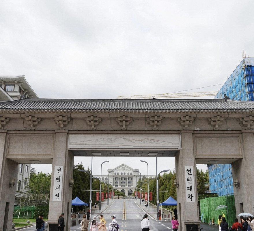 今天问朋友，他女儿毕业在哪里工作。朋友也说不清楚，直接发来一张单位大门照片，说女