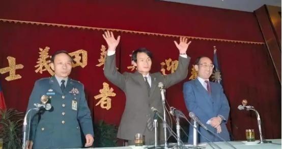 1985年，叛逃到台湾的空军飞行员萧天润和台湾美女张德芬结婚，他不光得到了台湾奖