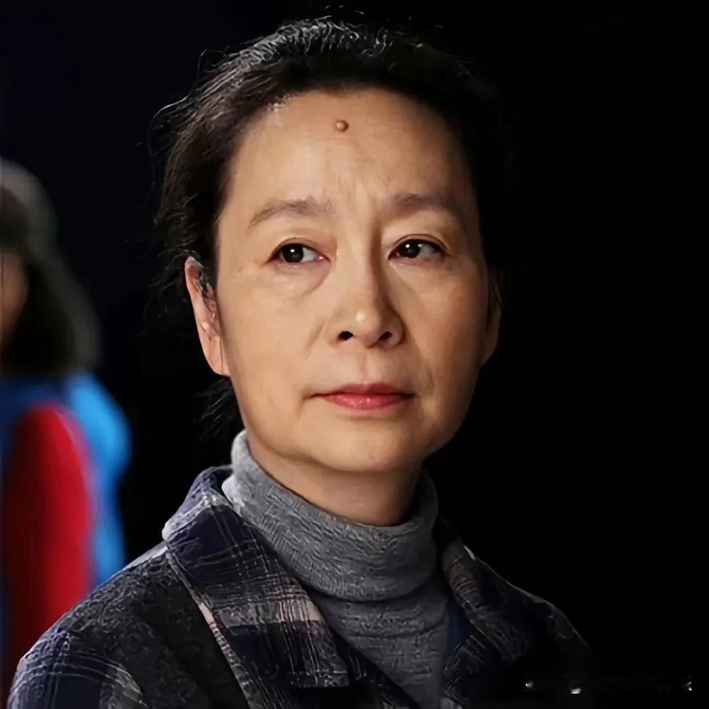 当年周野芒去国外深造两年，回来却发现奚美娟在坐月子，身边躺了个小男孩，周野芒喜当