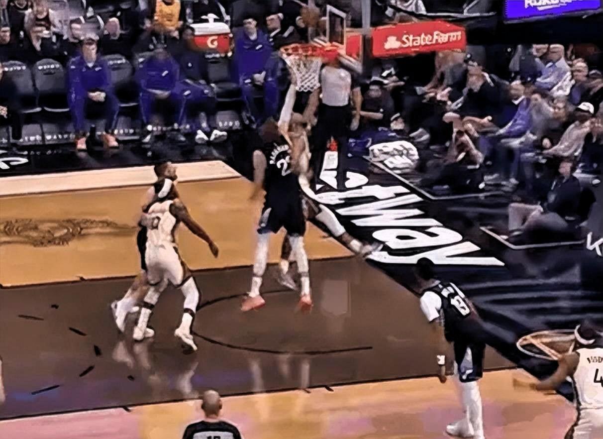 库里真是太难了，啥活都得干！在今日勇士对阵爵士的比赛正第一节比赛中，库里突破篮下