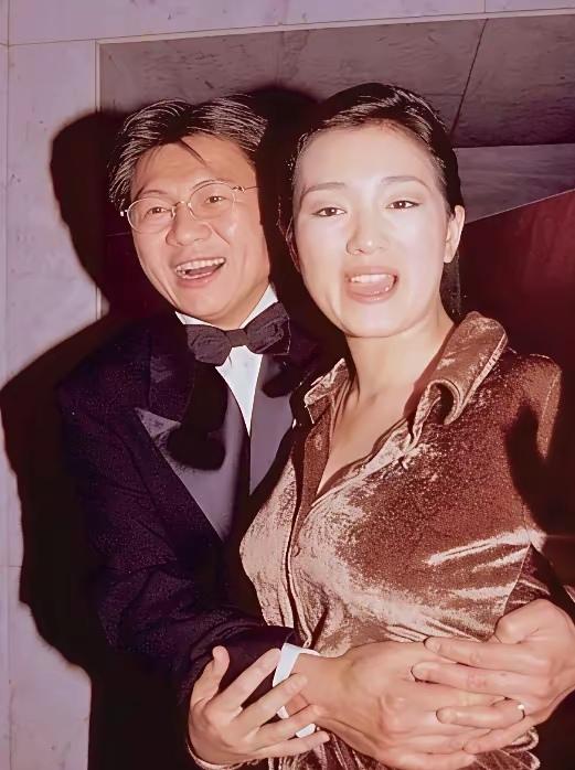 1996年，巩俐嫁给新加坡烟草大王黄和祥。那时31岁的巩俐初婚，满心期待与对方白