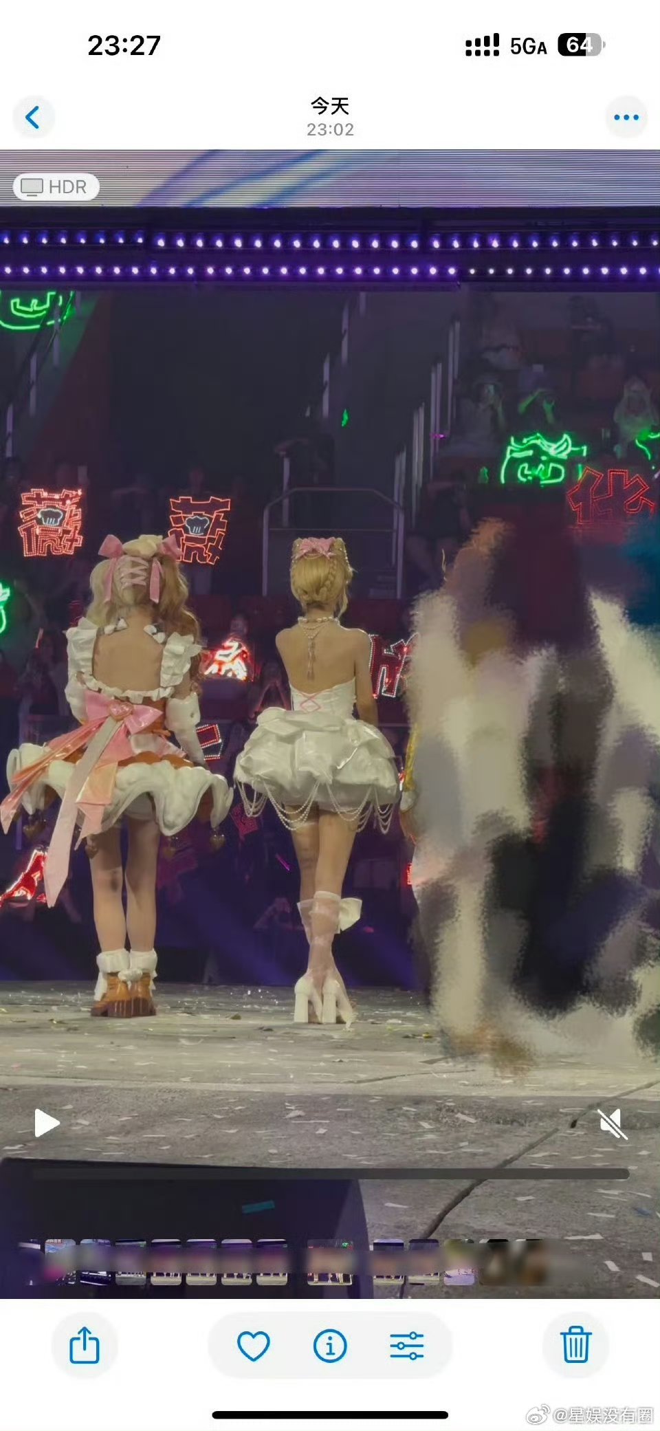 网友发的田曦薇和虞书欣和平精英那场线下场内的生图某人身材好拉胯。。