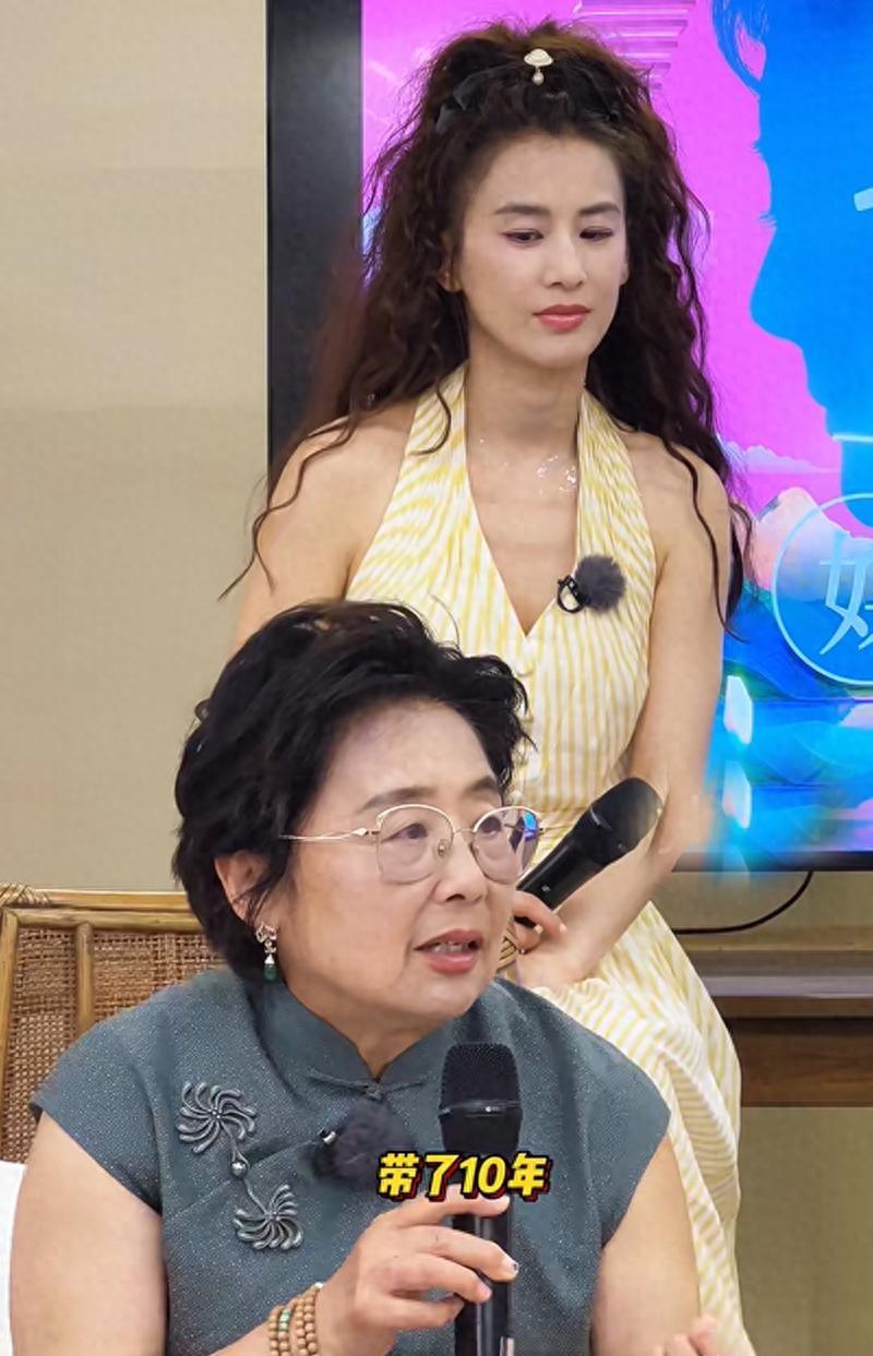 突然有点嫉妒黄圣依不是嫉妒她42岁依旧貌美如花，也不是嫉妒她前夫有价值3