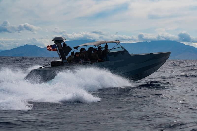 当地时间2月25日，一艘挂着美国注册牌照的快艇，一头撞进了古巴比亚克拉拉省的领海