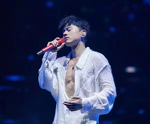 张杰不是唱歌好不好的问题，而是气质实在是土的原因！他的高音很好，可是他唱歌没有感
