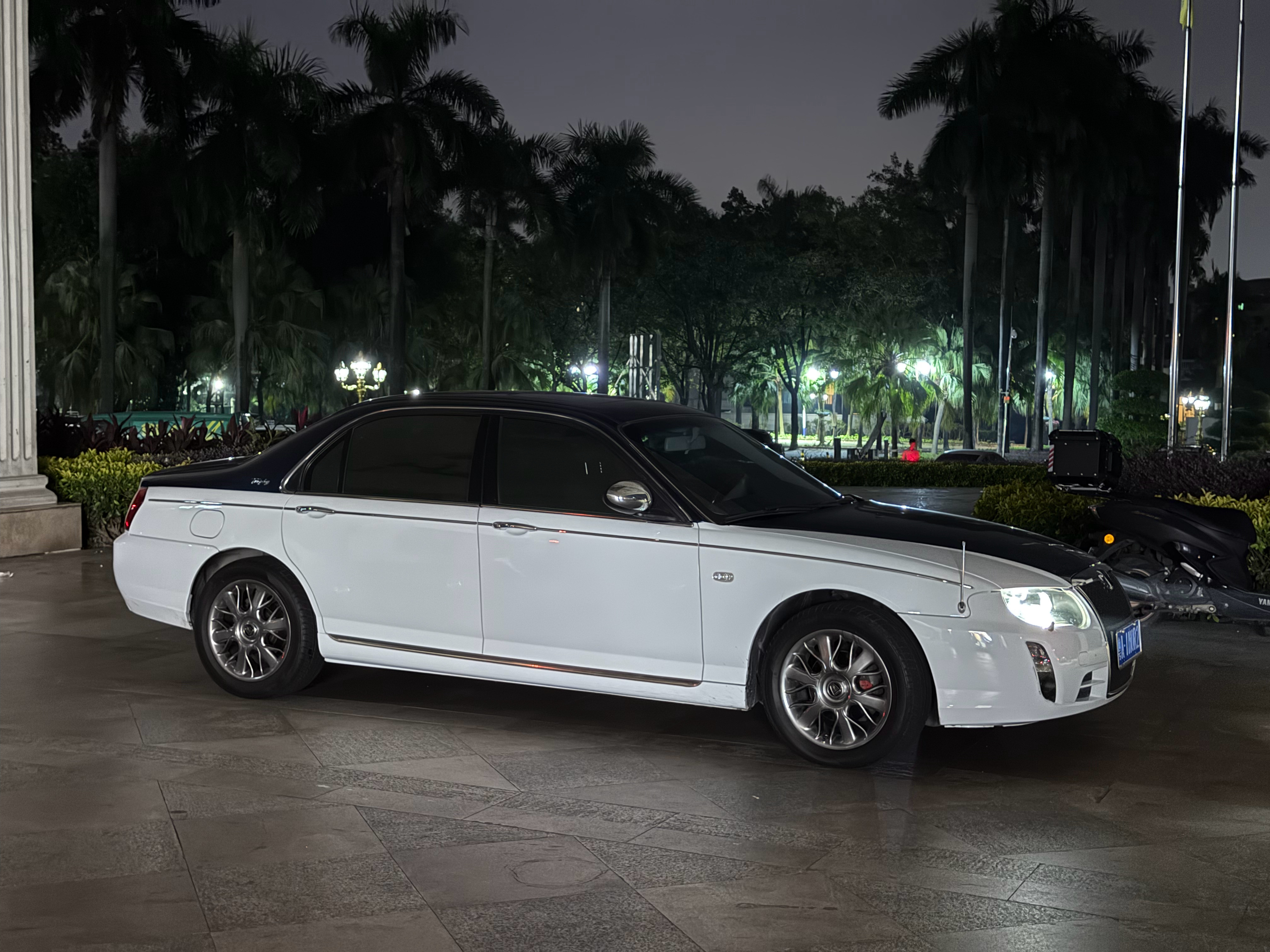 网友发了一张偷拍的照片给我，不得不说，英伦经典真是漂亮。