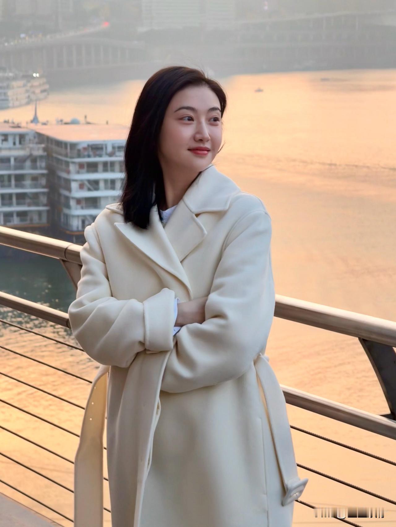 其实摆在景甜面前可选的路本就不多，和男同行炒CP这条路早已彻底堵死。当年张继科原