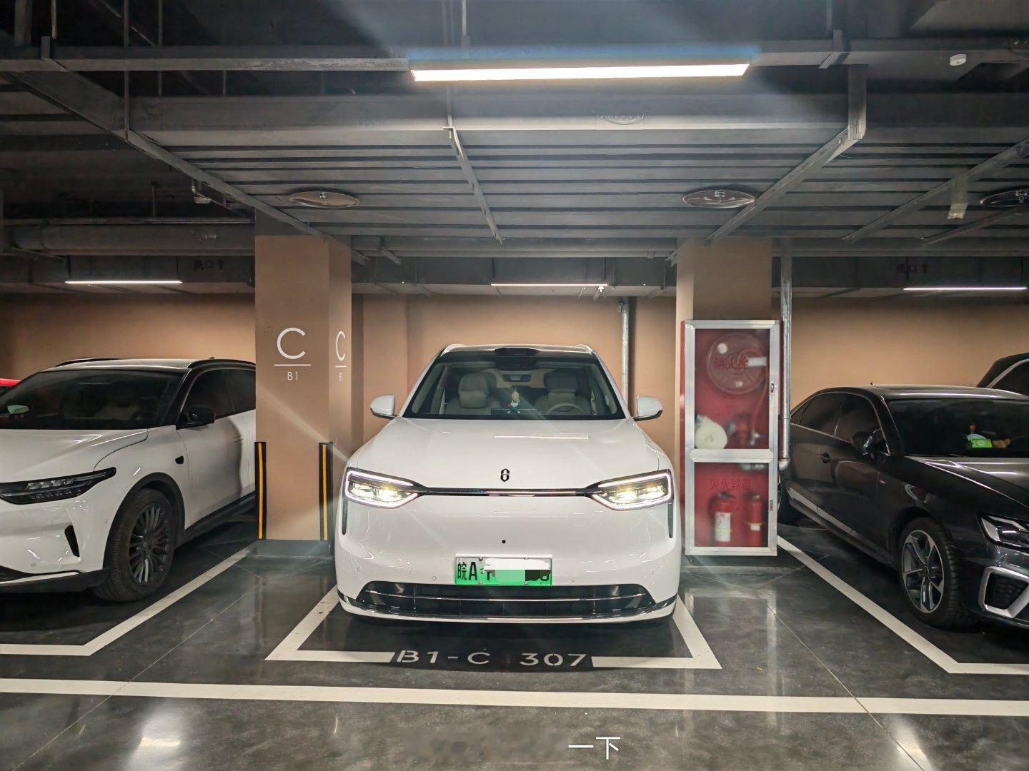 商场里这种车位是真的不错，不用担心左右开门杀，虽然下车有点挤，但是问界M7有离车