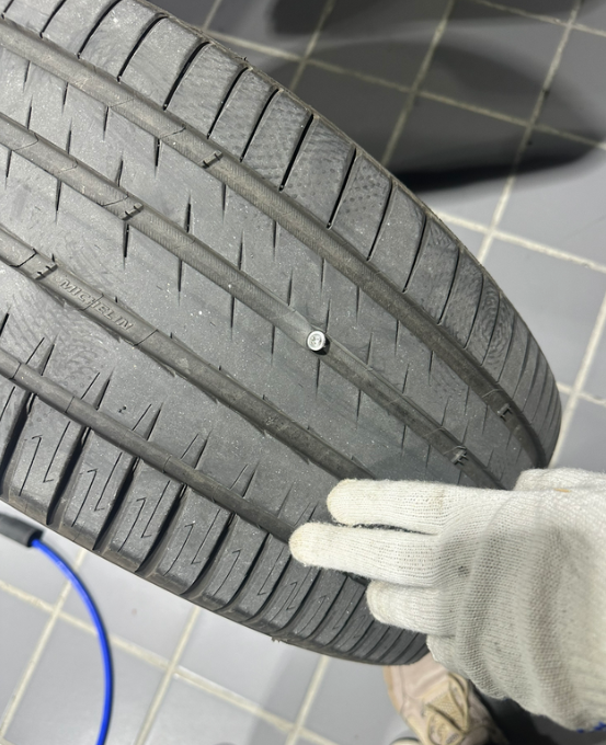 我的小米它炸了运气真的好，被钉子扎漏了，但是行驶了将近18公里，气压从2.2降