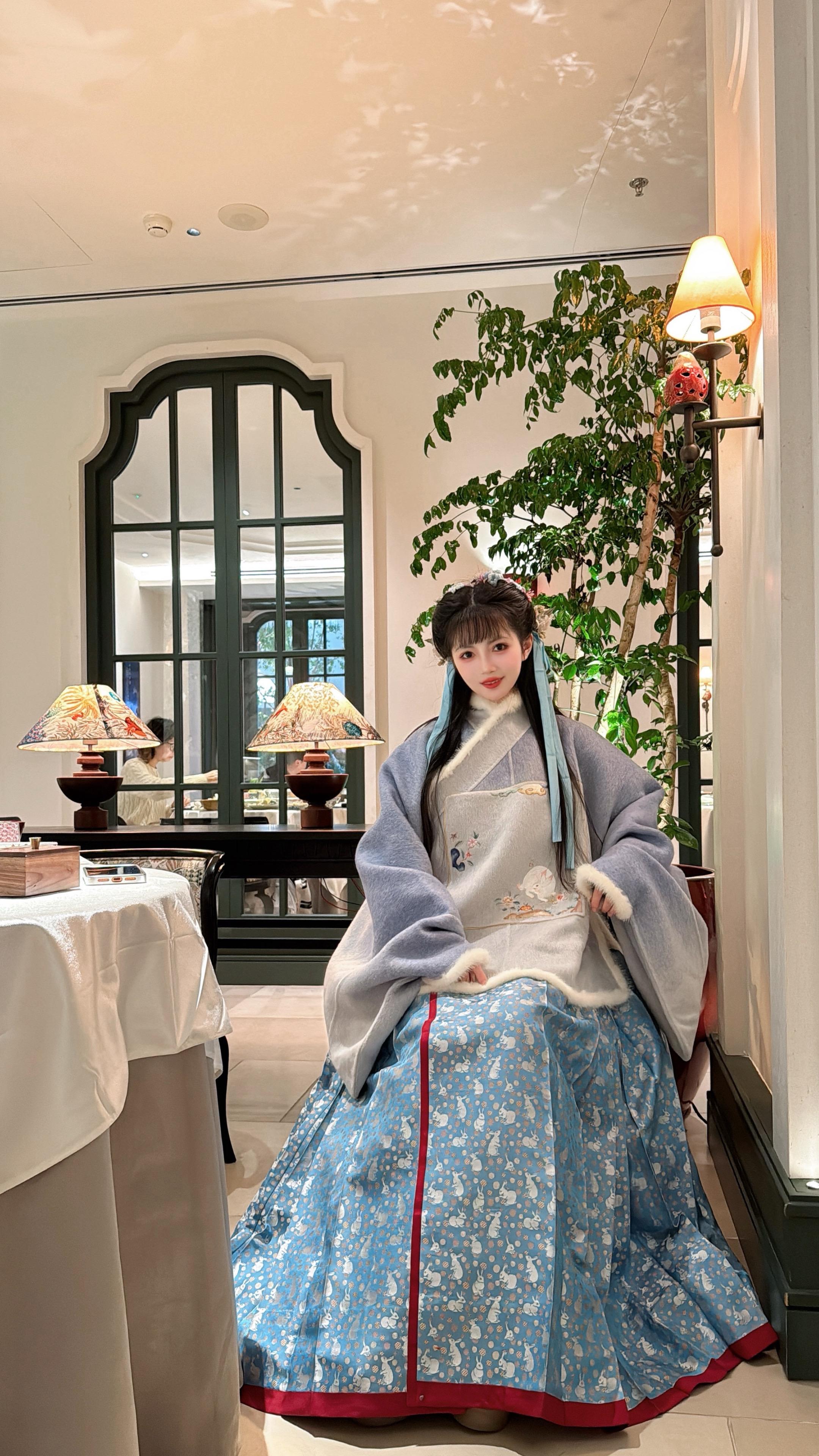 穿汉服吃饭逛街，非常现代化