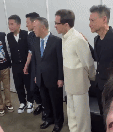 这样一看，发现谢霆锋好高挑，站在大佬中间的谢霆锋在身高上绝对具有碾压优势，镜头一