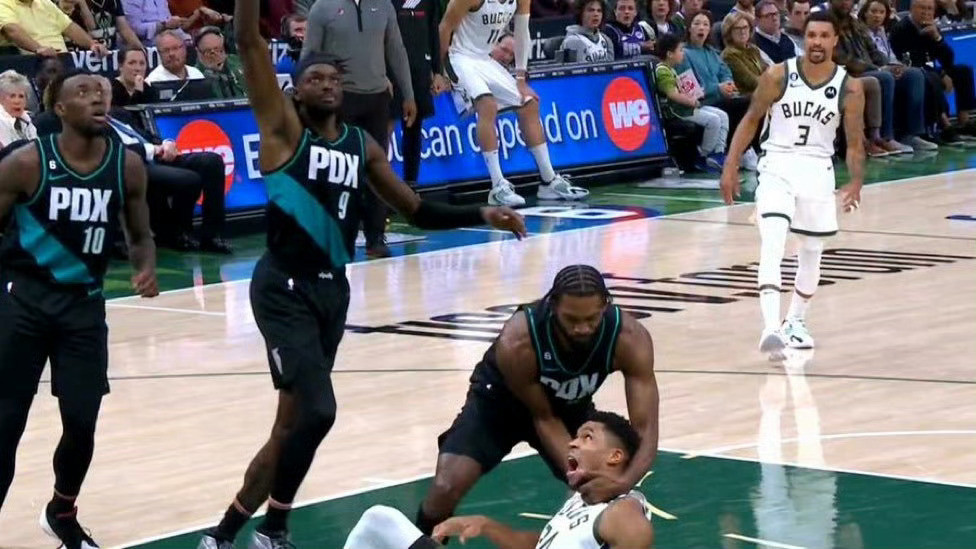 这是发生了什么，字母这表情绝了