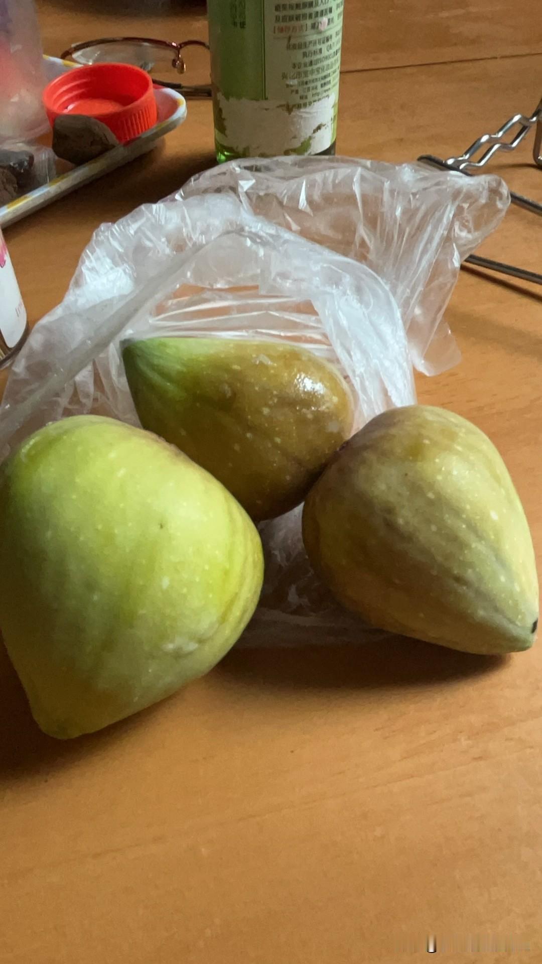 浪费了半天劲，半天时间，就摘了这三个果子。今年这闷热的天气，好像特别适宜无花
