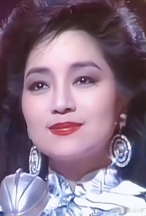 1980年，31岁的歌后徐小凤低调嫁给了身家丰厚的汽车经理廖晖。婚后丈夫开出苛刻