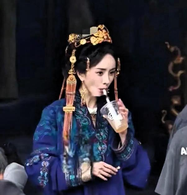 我承认，看到杨幂喝咖啡的那一刻我愣住了，想说一个这么有钱的大咖，怎么会喝这么