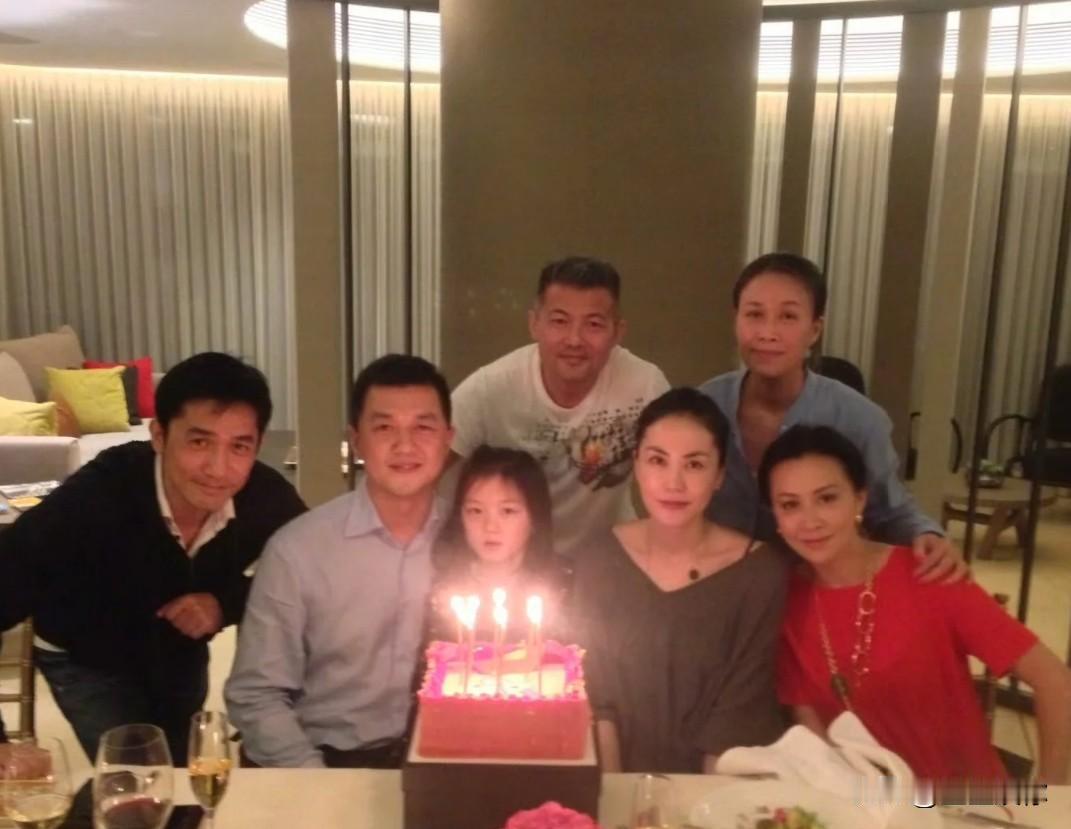 其实李亚鹏当年真的是很幸福很让人羡慕的男人。其实他如果不折腾创业，就遇到好剧