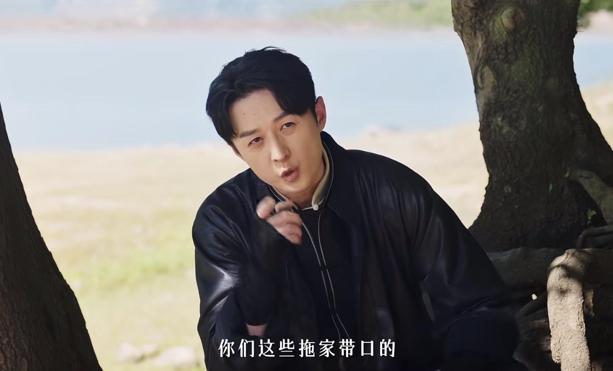 陈皮就是典型的娘si了爹管不住了，陈皮还是一个犟种，二月红把他逐出师门时候，让他